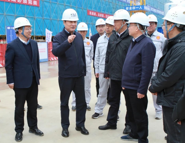 省人大常委會(huì)副主任、省...